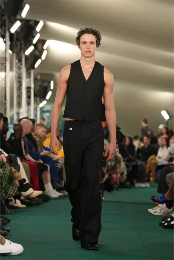 مجموعة "Burberry" لصيف 2024.. فخامة معهودة بلمسة عصرية