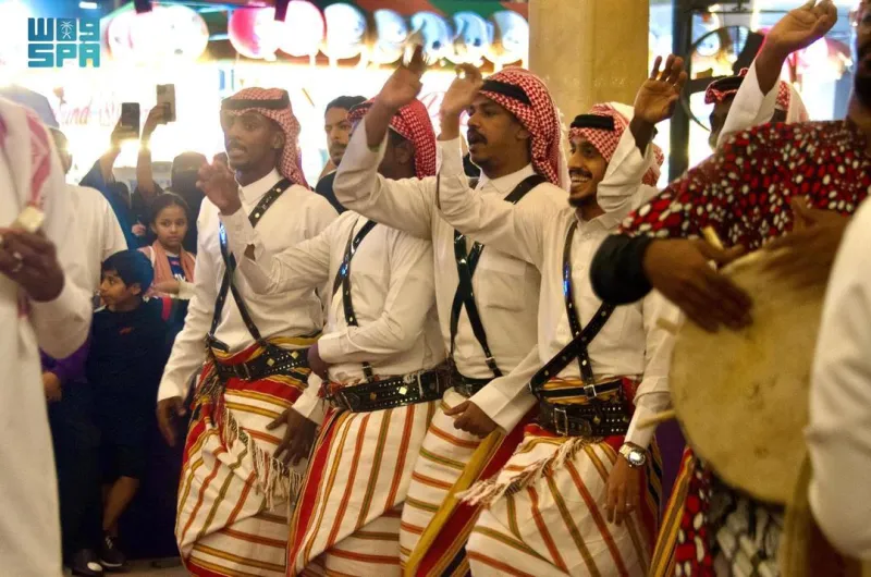 ساحات "بروميناد جدة " تجذب الزوار بمجموعة من العروض الفنية الشعبية التراثية