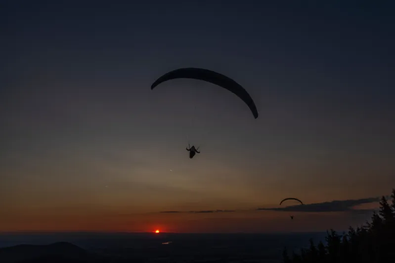 إفطار بين السحاب لمظلي سعودي أعلى جبال جنوب المملكة (فيديو)