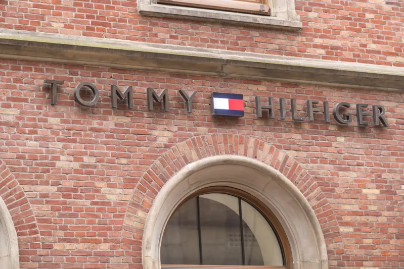 رفض العمل مع "كالفن كلاين" ولم يستسلم للفشل المتكرر.. قصة "براند" Tommy Hilfiger