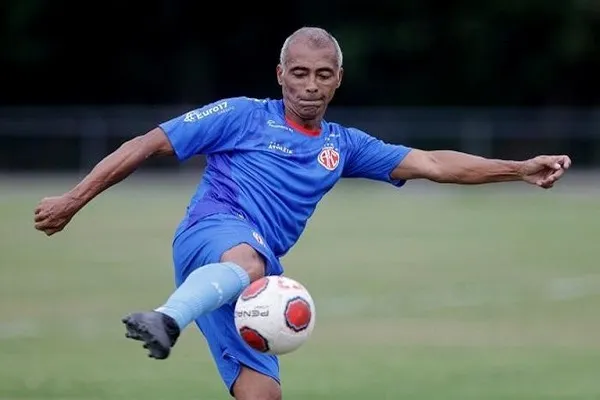 روماريو يخوض أول تدريب بعد العودة من الاعتزال (فيديو)