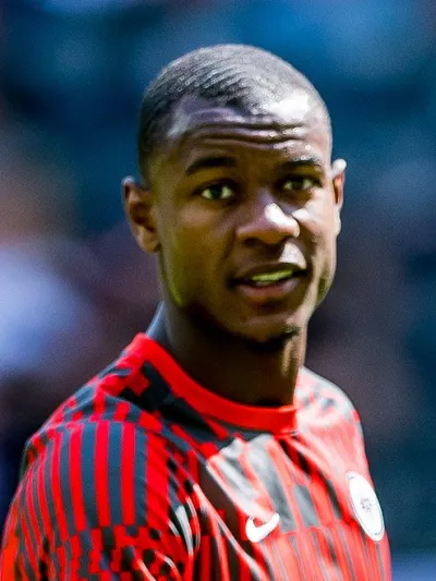 إصابة خطيرة لمدافع روما تتسبب بإيقاف مباراة في الدوري الإيطالي