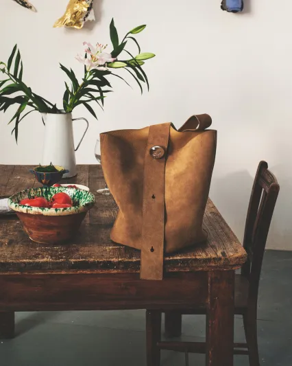 حقيبة Pebble من Loewe على شكل دلو مصنوعة من جلد العجل المقلوب - المصدر: Loewe حقائب ببصمات فنية راقية… ترافقكم في عطلة عيد الفطر المبارك