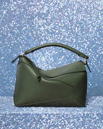 حقيبة Puzzle من Loewe مصنوعة من جلد العجل المحبب - المصدر: Loewe حقائب ببصمات فنية راقية… ترافقكم في عطلة عيد الفطر المبارك