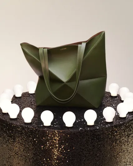 حقيبة Puzzle قابلة للطيّ باللون الأخضر الزيتي من Loewe - المصدر: Loewe حقائب ببصمات فنية راقية… ترافقكم في عطلة عيد الفطر المبارك