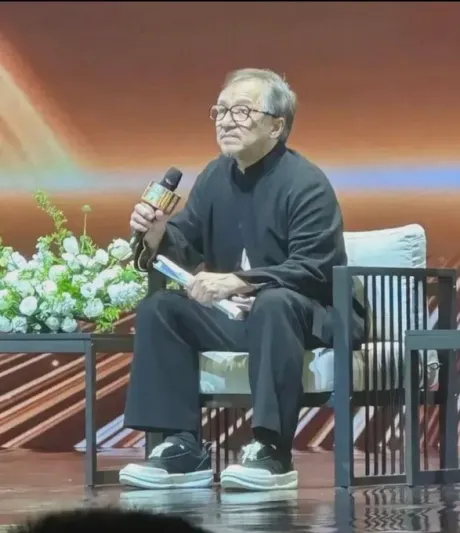 جاكي شان يطمئن محبيه: "لا داعي للقلق، أنا بخير"