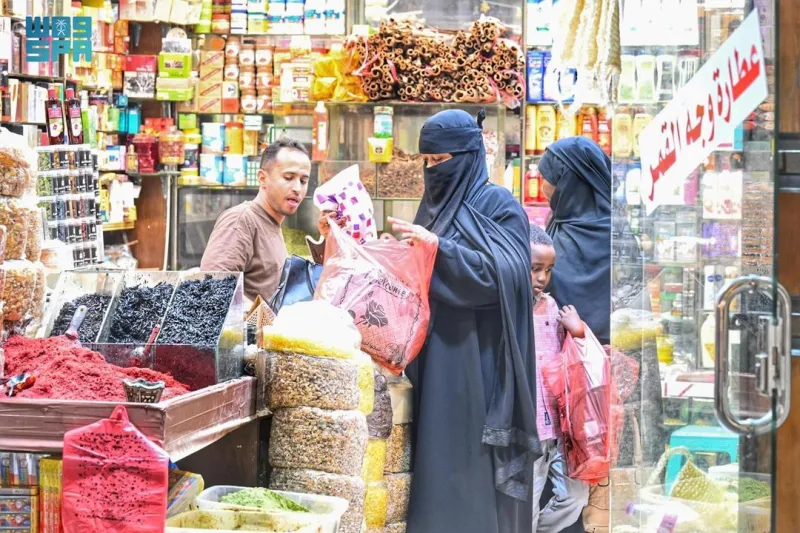 إقبال كبير من سياح المملكة على أسواق جدة التاريخية مع اقتراب عيد الفطر