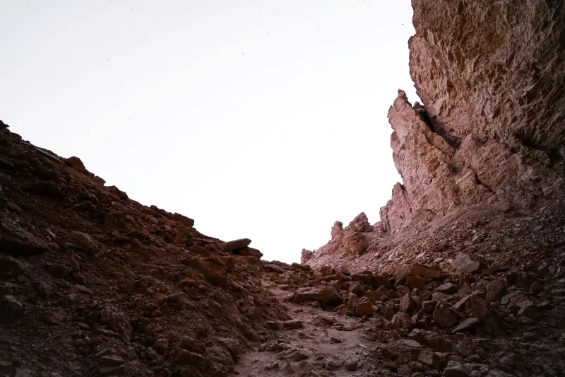 مدونة فرنسية شهيرة توثق رحلتها إلى كهف "هيت" في الرياض