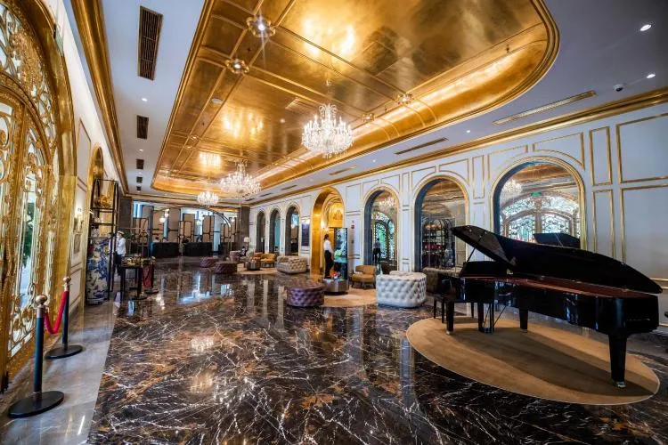 "تكلف 200 مليون دولار".. ماذا تعرف عن أول فندق مطلي بالذهب في العالم؟