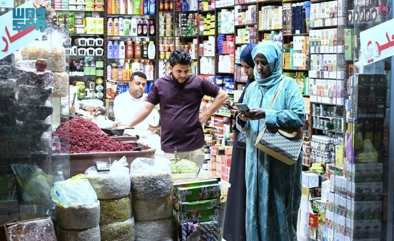 إقبال كبير من سياح المملكة على أسواق جدة التاريخية مع اقتراب عيد الفطر