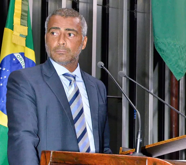 روماريو يعود للملاعب في سن 58 لمساعدة النادي الذي يرأسه