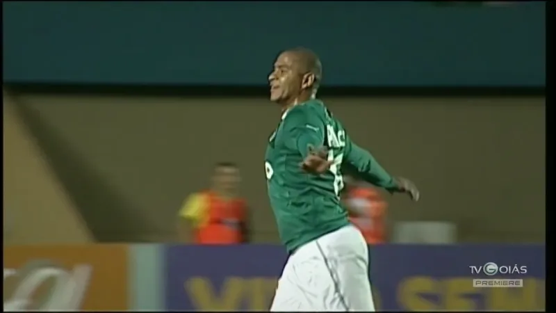 أحد أغرب الأمثلة في عالم كرة القدم.. كيف تسبب الطعام في نهاية مسيرة "والتر هنريكي"؟