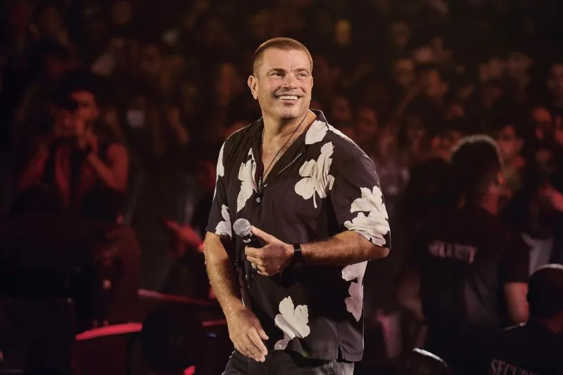 عمرو دياب: وفاء لعلامة تجارية واحدة منذ سنوات.. أزياء مختلفة وسيطرة للمشجر