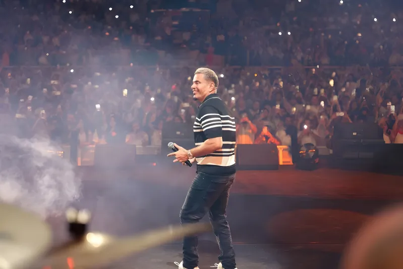 بإطلالة مبهرة وساعة بـ250 ألف دولار.. عمرو دياب يُبهر البحرين