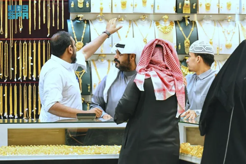 إقبال كبير من سياح المملكة على أسواق جدة التاريخية مع اقتراب عيد الفطر