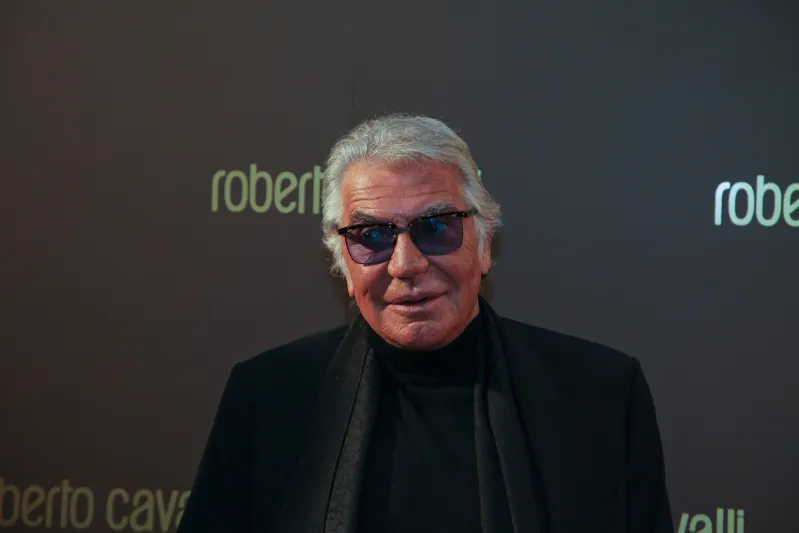 وداعًا Roberto Cavalli.. نظرة في مسيرة مصمم الأزياء الراحل