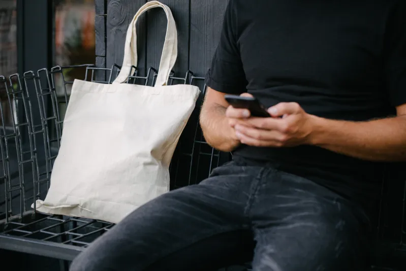حقائب ال Tote البسيطة للرجال - المصدر : Shutterstock أنيقة وصديقة للبيئة.. أفضل حقائب الـ Tote الفاخرة للتسوق