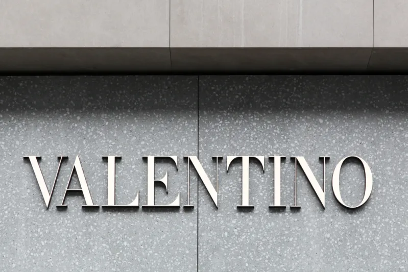 علامة الأزياء الشهيرة VALENTINO - المصدر: Shutterstock بين التاريخ والفخامة.. هكذا بدأت علامة الأزياء العالمية Valentino