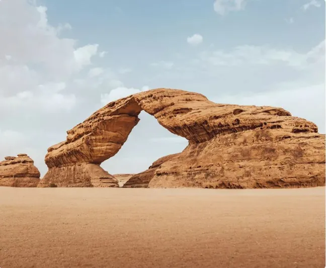 "صخرة القوس".. أيقونة مميزة في "العُلا" تجذب أنظار الزوار حول العالم