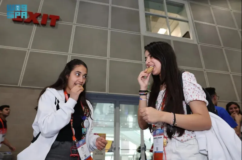 جناح  المملكة بمعرض آيسف يقدم مائدة ضيافة بالكليجا والتمر والمعمول