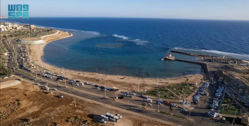 شاطئ "زاعم" الساحر.. رحلة إلى الهدوء والجمال الطبيعي