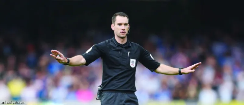 لأول مرة في الدوري الإنجليزي.. حكم يستعين بـ"كاميرا الرأس" خلال مباراة