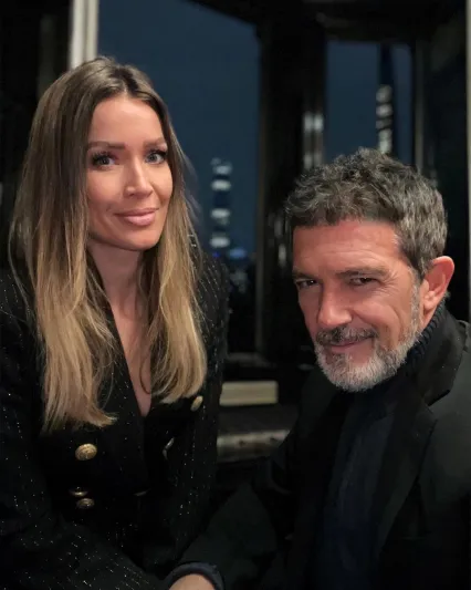 كمْ يبلغ فارق العمر بين أنطونيو بانديراس وصديقته عارضة الأزياء؟