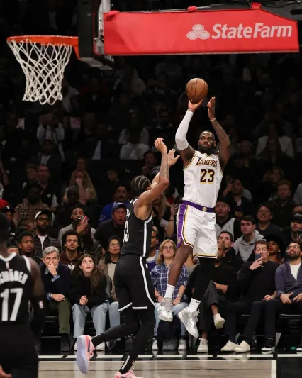 ليبرون جيمس يتألق بنسخة نادرة من ساعة Royal Oak مرصعة بـ32 قطعة ياقوت