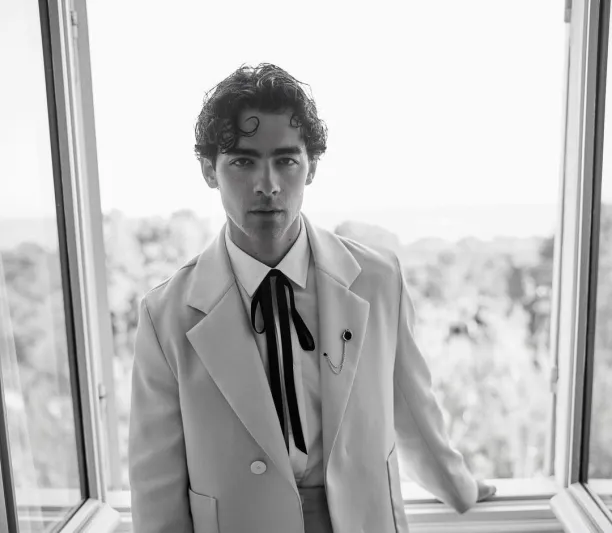 إطلالة جو جوناس الأخيرة تستحضر زي مؤسس كنتاكي الشهير