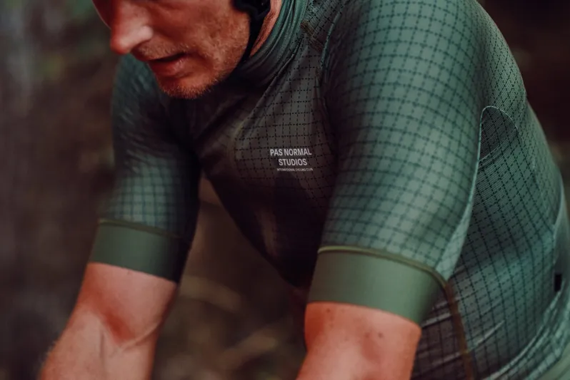 صيفٌ حارٌّ وأناقةٌ باردة: الـT-Shirt الضيقة الرياضية للرجال تناسب كلّ الأجواء