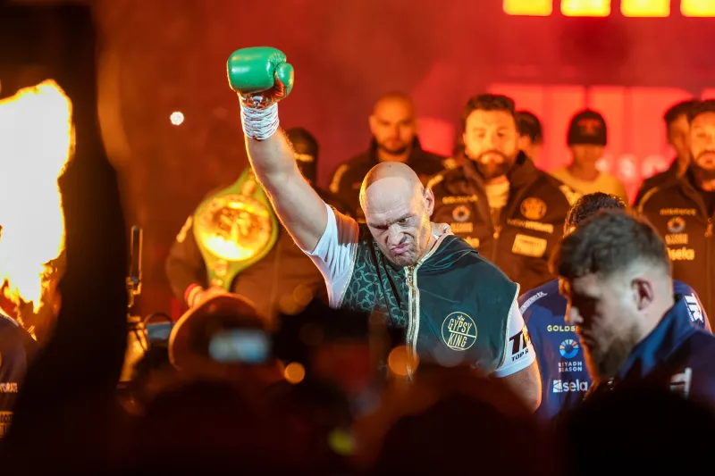 فيوري يُظهر جانبه الأبوي.. لقطات نادرة مع أبنائه بعد الهزيمة (صور)