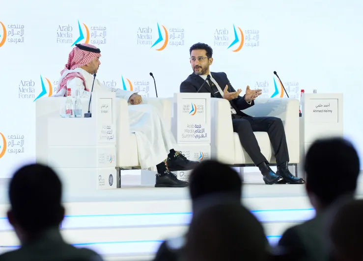 نجوم الفن والإعلام يضيئون قمة الإعلام العربي في دبي بمناقشات ملهمة