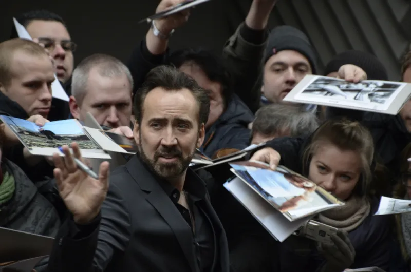  نيكولاس كيج يتألق بجرأة.. ساعة Hublot الفسفورية تخطف الأنظار