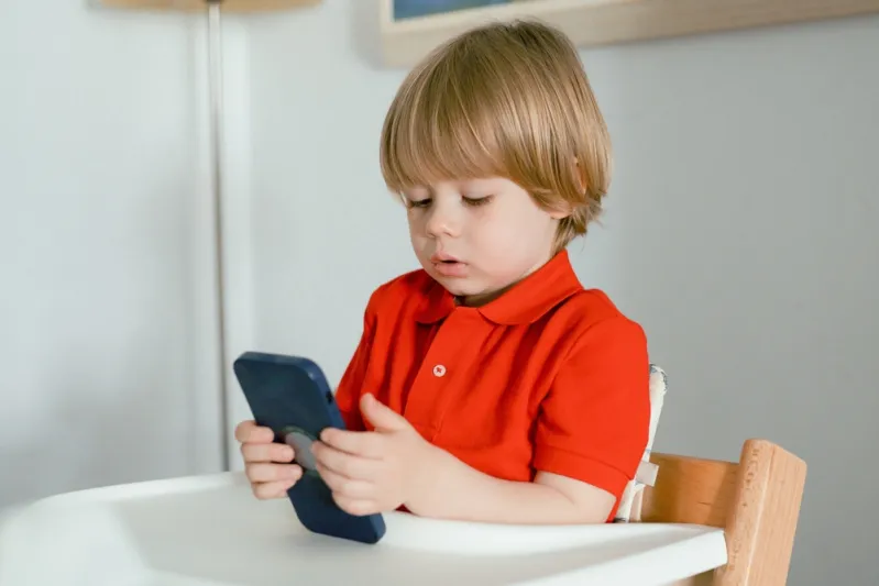 تقرير يحذر: أضرار صادمة لاستخدام الأطفال الهاتف المحمول قبل عمر الـ 13