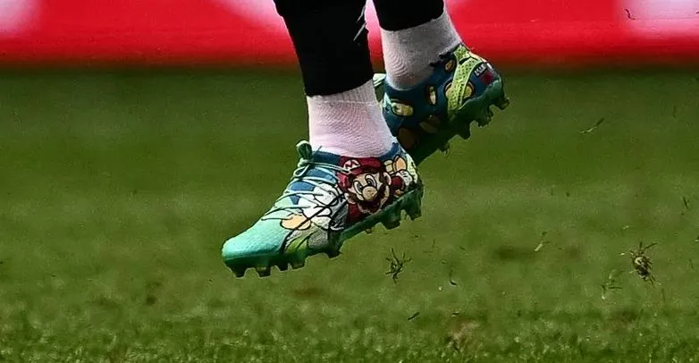 جائزة "أطرف حذاء".. سوبر ماريو يظهر في أمم أوروبا 2024 (فيديو)