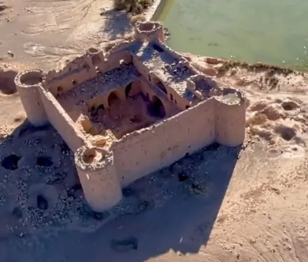 لقطات رائعة لقلعة صحراوية كانت تستخدم لحماية درب الحج (فيديو)