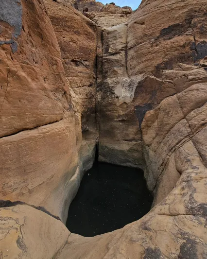 مصور يوثق حفرة عميقة وخطرة بجبال المسمى السعودية (فيديو)