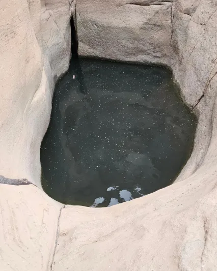 مصور يوثق حفرة عميقة وخطرة بجبال المسمى السعودية (فيديو)