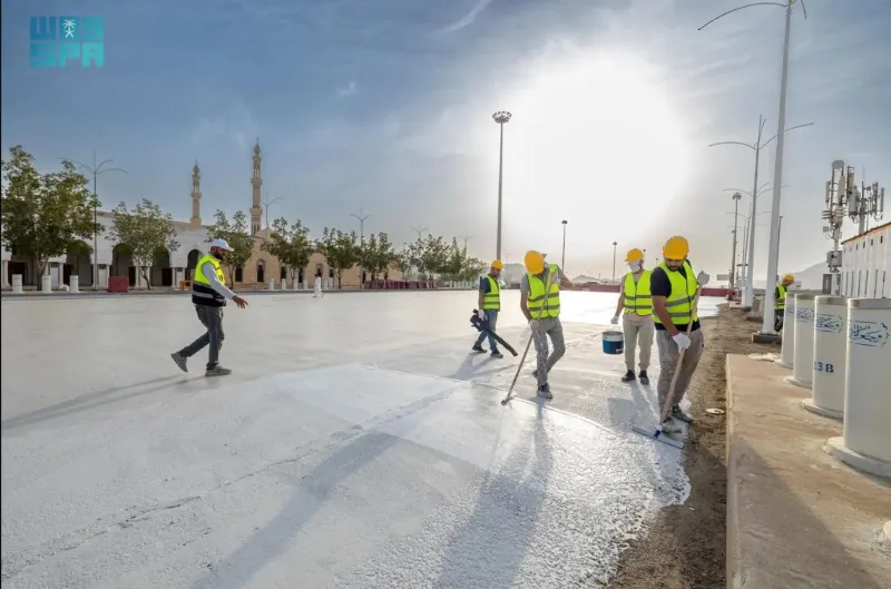 طلاء الطرق لتبريد محيط مسجد نمرة وخفض درجات الحرارة