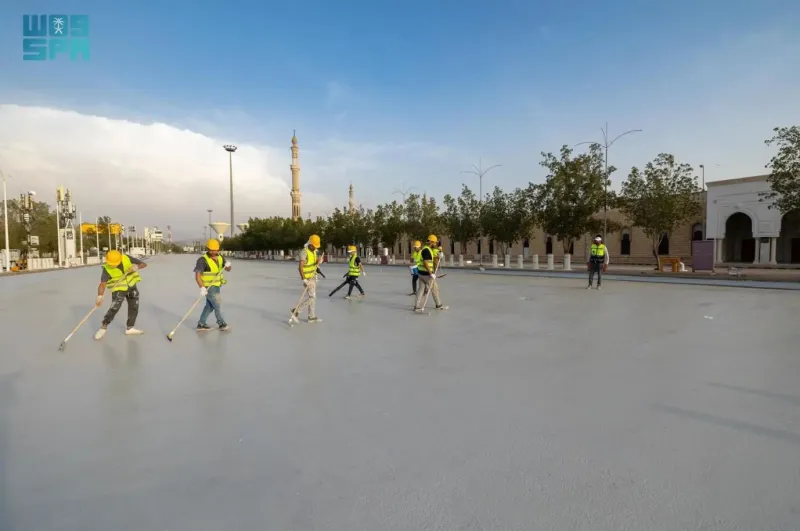 طلاء الطرق لتبريد محيط مسجد نمرة وخفض درجات الحرارة