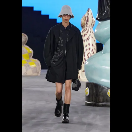 ملابس من "خزف" في عرض "ديور" للأزياء الرجالية لصيف 2025