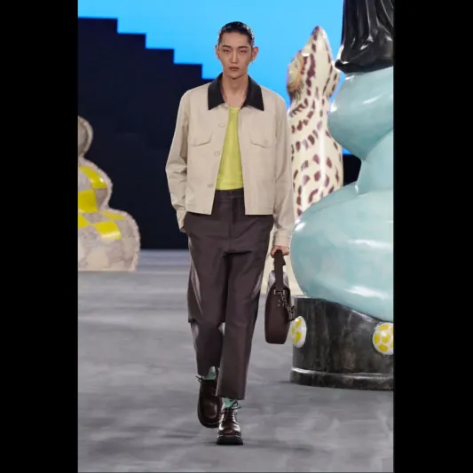 ملابس من "خزف" في عرض "ديور" للأزياء الرجالية لصيف 2025