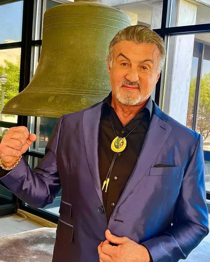 شغف القيادة يلتقي أناقة إيطالية.. سيلفستر ستالون وفيراري 599 فيورانو (فيديو)