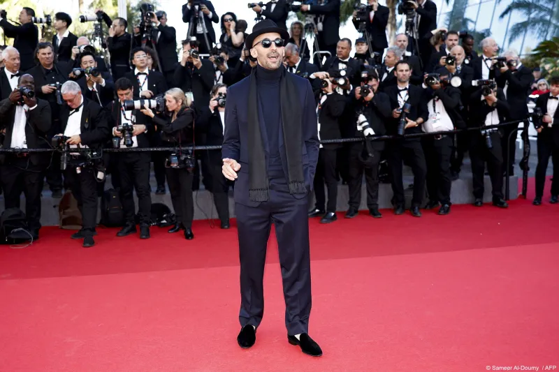 رغم غياب نجوم هوليوود.. الأزرق والأسود يطغيان على أزياء ختام مهرجان كان الـ77