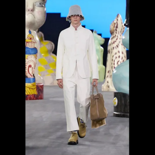 ملابس من "خزف" في عرض "ديور" للأزياء الرجالية لصيف 2025