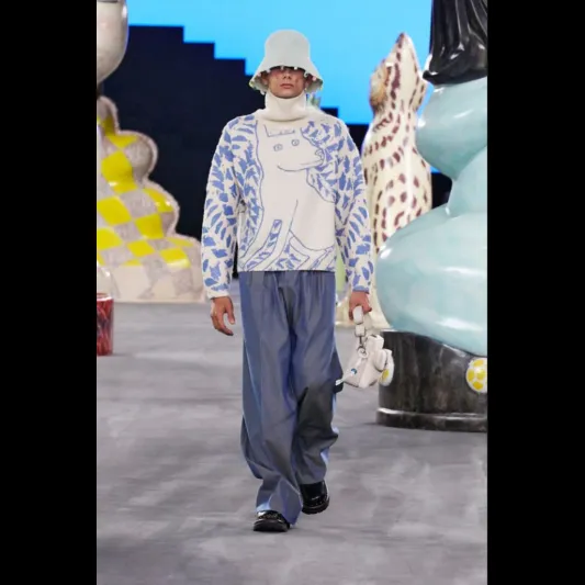 ملابس من "خزف" في عرض "ديور" للأزياء الرجالية لصيف 2025