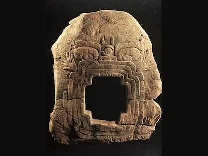 قناع "باب الجحيم" يعود إلى المكسيك بعد 64 عامًا من سرقته