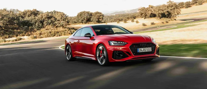 Audi RS 5 حيوية ورقي على الطريق