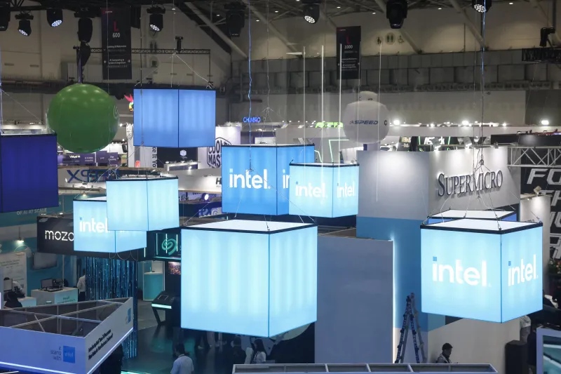 أكشاك الشركات تظهر في معرض Computex 2024 - المصدر AFP "إنتل" تكشف عن رقائق إلكترونية جديدة تقود ثورة الذكاء الاصطناعي