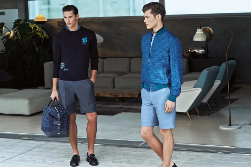 استمتع بالصيف بأناقة: 4 تصاميم للشورت مع أفكار تنسيقها